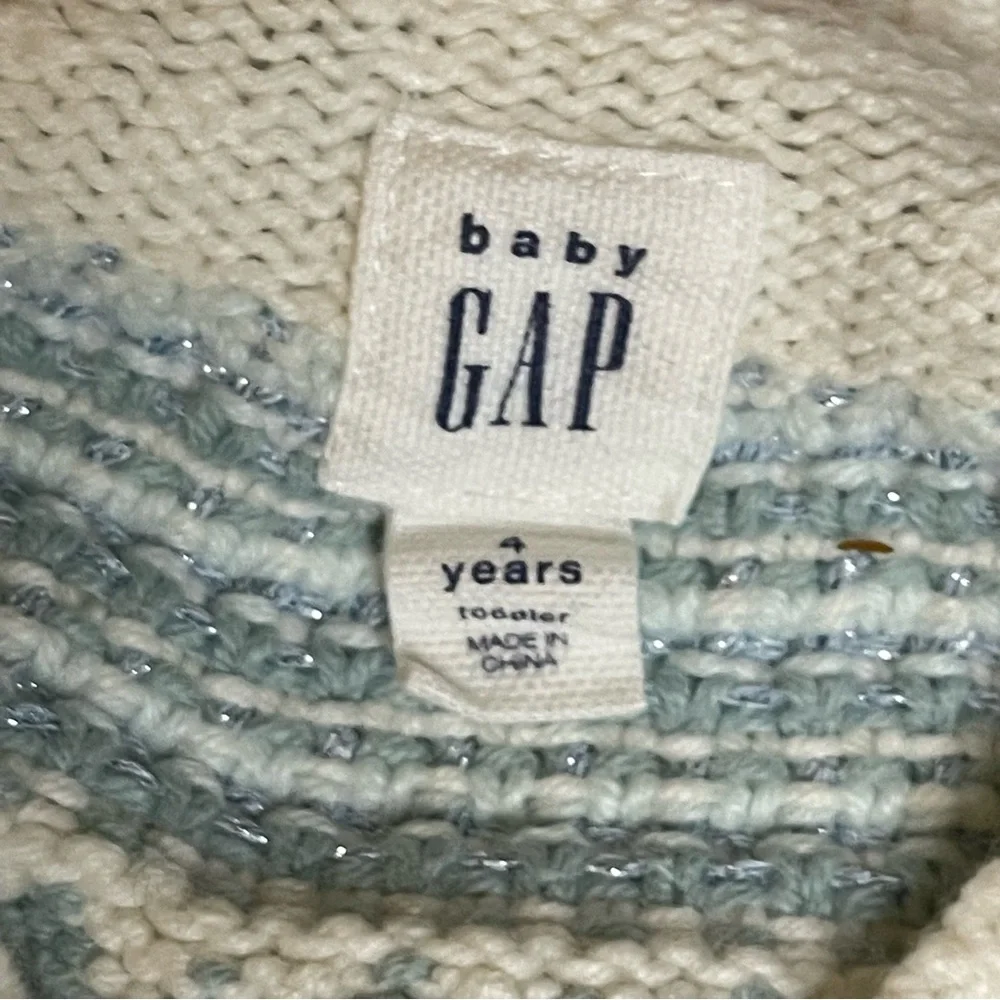 Gap size 4 girls light blue and white sweater‎